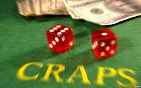 Live Baccarat ဂိမ်းတွင် Dealer ကဒ်ပြနေသောမြင်ကွင်း